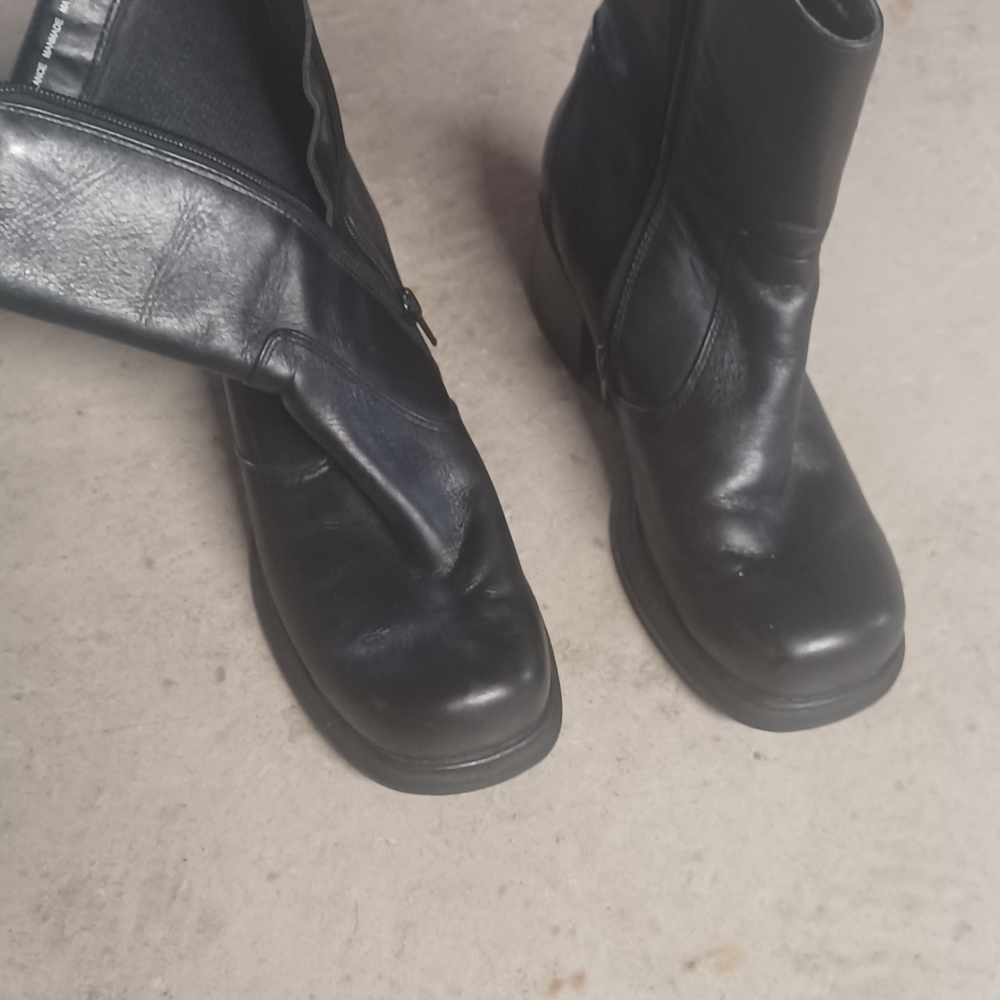 Elegant Black Heeled Boots